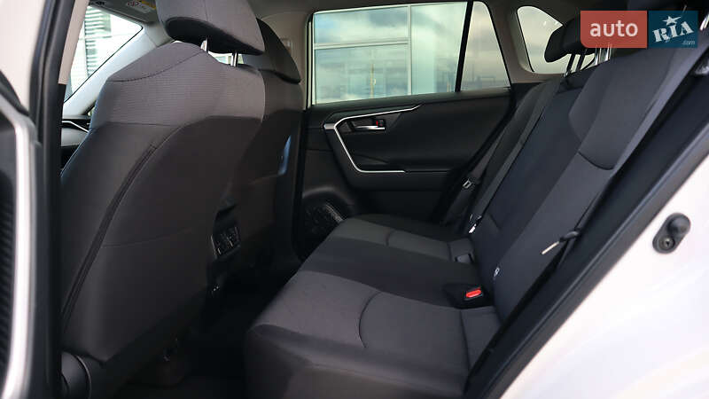 Позашляховик / Кросовер Toyota RAV4 2023 в Рівному