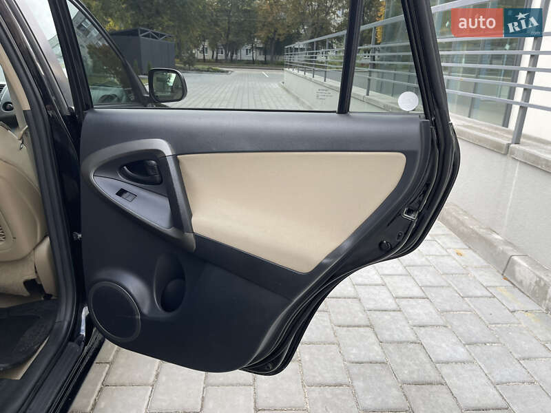 Позашляховик / Кросовер Toyota RAV4 2010 в Рівному