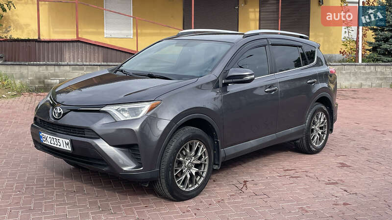 Внедорожник / Кроссовер Toyota RAV4 2016 в Ровно