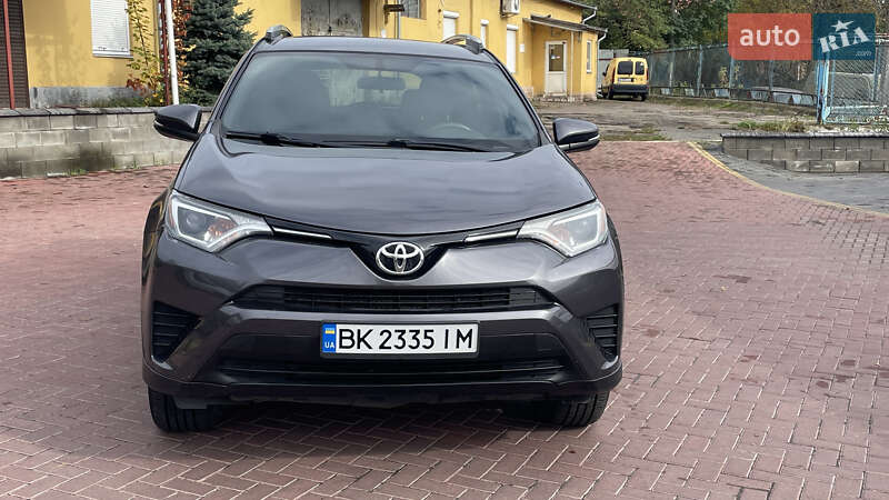 Внедорожник / Кроссовер Toyota RAV4 2016 в Ровно