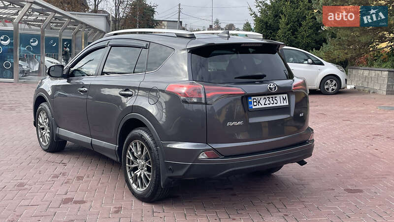 Внедорожник / Кроссовер Toyota RAV4 2016 в Ровно