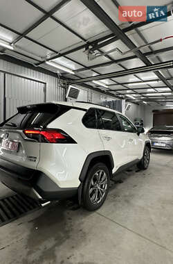 Внедорожник / Кроссовер Toyota RAV4 2022 в 