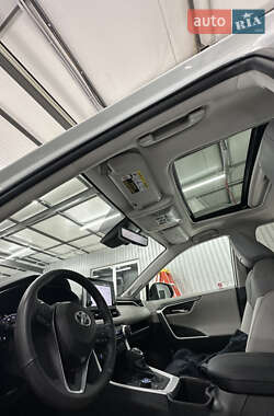 Внедорожник / Кроссовер Toyota RAV4 2022 в 