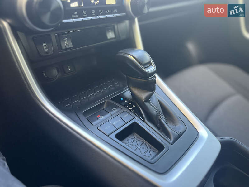 Внедорожник / Кроссовер Toyota RAV4 2020 в Софиевской Борщаговке