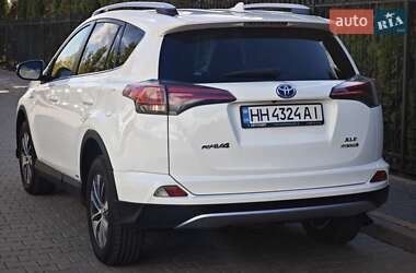 Позашляховик / Кросовер Toyota RAV4 2016 в 