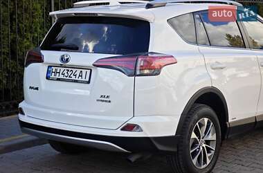 Позашляховик / Кросовер Toyota RAV4 2016 в 