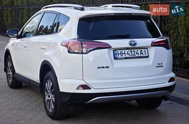 Позашляховик / Кросовер Toyota RAV4 2016 в 