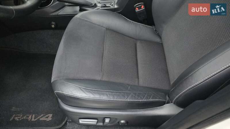 Позашляховик / Кросовер Toyota RAV4 2016 в Прилуках