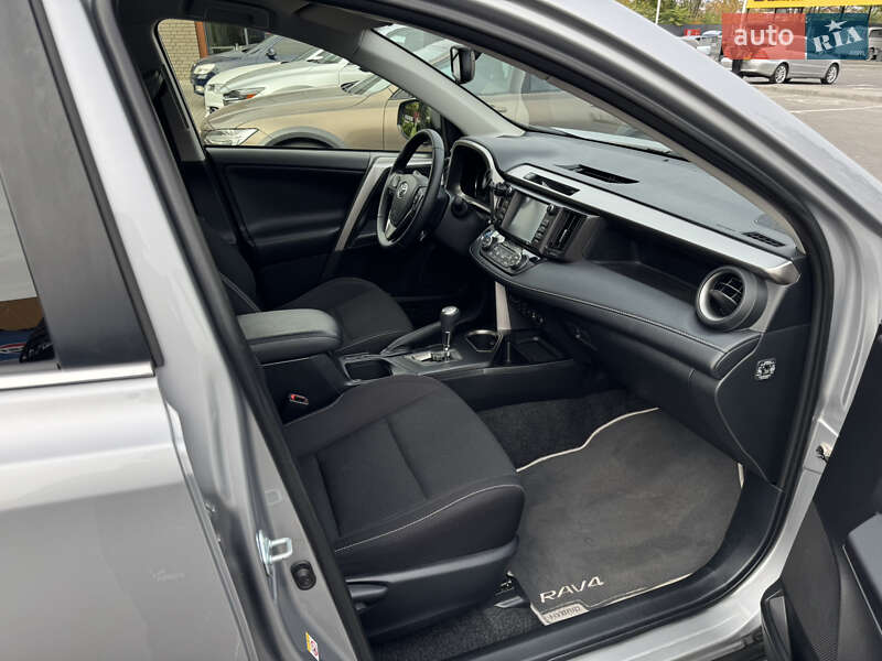 Позашляховик / Кросовер Toyota RAV4 2018 в Дніпрі