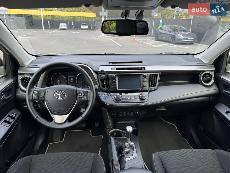 Позашляховик / Кросовер Toyota RAV4 2018 в Дніпрі