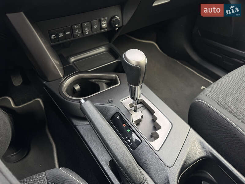 Позашляховик / Кросовер Toyota RAV4 2018 в Дніпрі