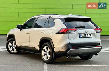 Внедорожник / Кроссовер Toyota RAV4 2019 в 
