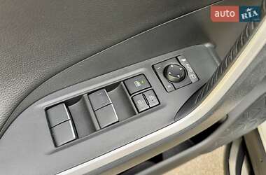 Внедорожник / Кроссовер Toyota RAV4 2019 в 