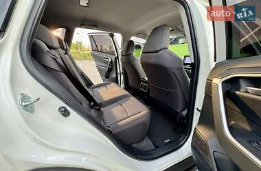 Внедорожник / Кроссовер Toyota RAV4 2019 в 