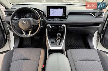Внедорожник / Кроссовер Toyota RAV4 2019 в 