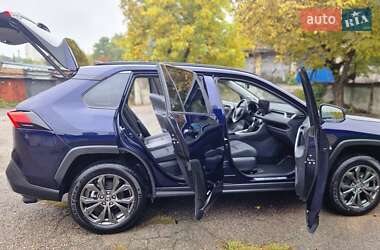 Позашляховик / Кросовер Toyota RAV4 2023 в 