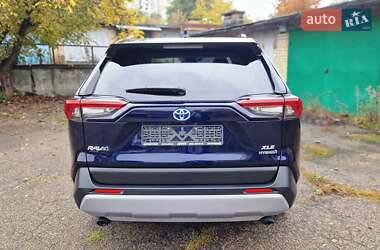Позашляховик / Кросовер Toyota RAV4 2023 в 