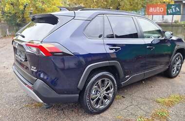 Позашляховик / Кросовер Toyota RAV4 2023 в 