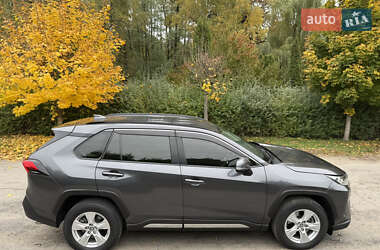 Внедорожник / Кроссовер Toyota RAV4 2019 в 