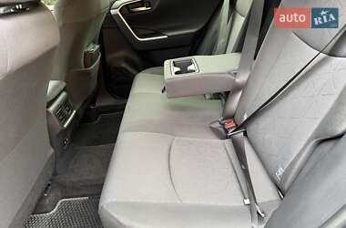 Внедорожник / Кроссовер Toyota RAV4 2019 в 