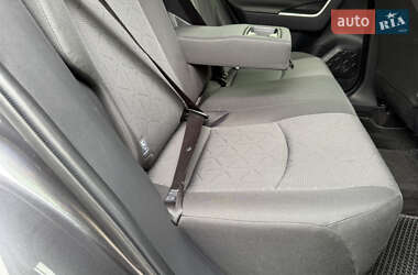Внедорожник / Кроссовер Toyota RAV4 2019 в 