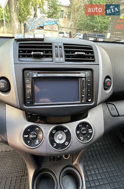 Позашляховик / Кросовер Toyota RAV4 2010 в 