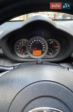 Позашляховик / Кросовер Toyota RAV4 2010 в 