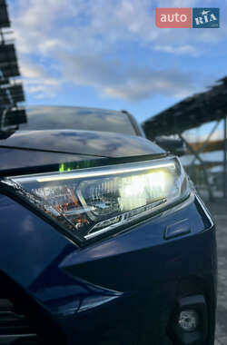 Позашляховик / Кросовер Toyota RAV4 2022 в 