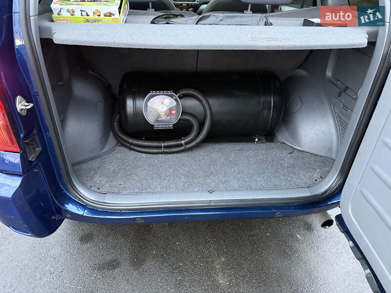Внедорожник / Кроссовер Toyota RAV4 2002 в Киеве