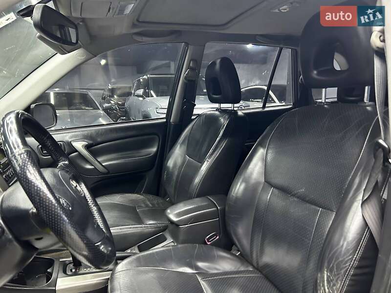 Позашляховик / Кросовер Toyota RAV4 2005 в Чернівцях