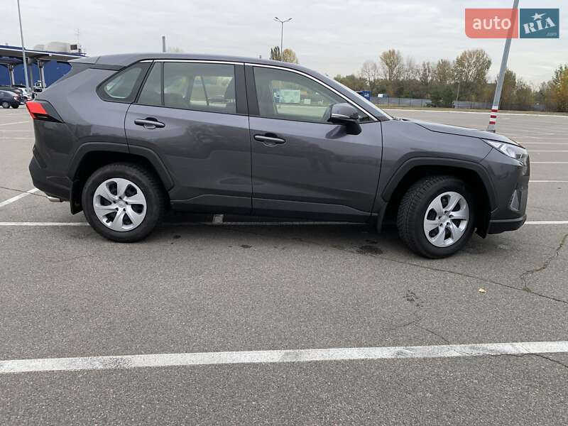 Внедорожник / Кроссовер Toyota RAV4 2020 в Киеве