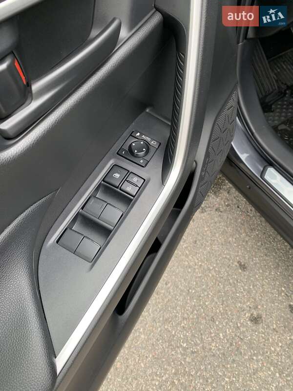 Внедорожник / Кроссовер Toyota RAV4 2020 в Киеве