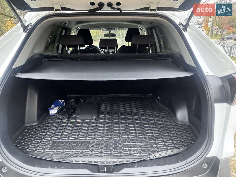 Позашляховик / Кросовер Toyota RAV4 2021 в Харкові