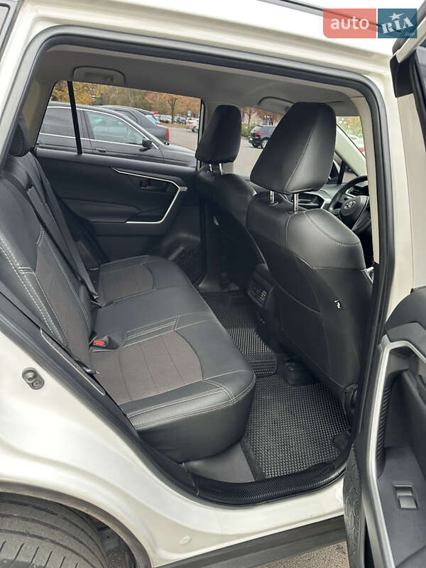 Внедорожник / Кроссовер Toyota RAV4 2021 в Кривом Роге
