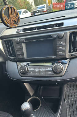 Внедорожник / Кроссовер Toyota RAV4 2013 в 