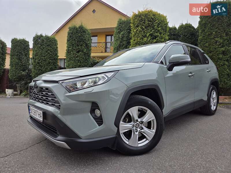 Внедорожник / Кроссовер Toyota RAV4 2020 в Хмельницком