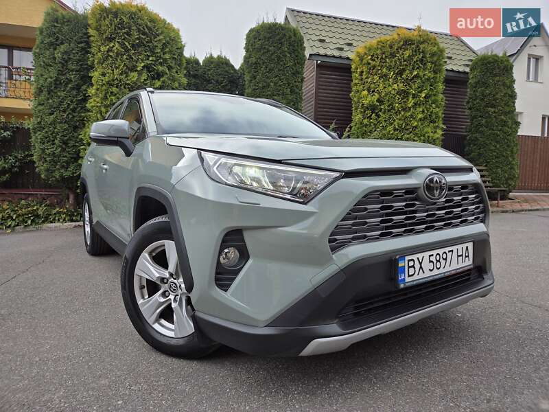 Внедорожник / Кроссовер Toyota RAV4 2020 в Хмельницком
