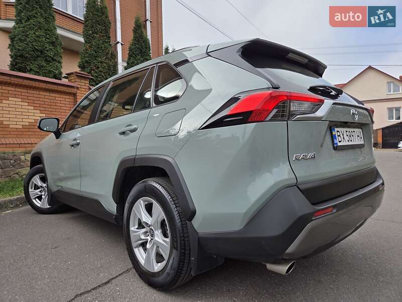 Внедорожник / Кроссовер Toyota RAV4 2020 в Хмельницком
