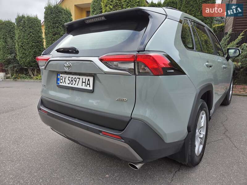 Внедорожник / Кроссовер Toyota RAV4 2020 в Хмельницком