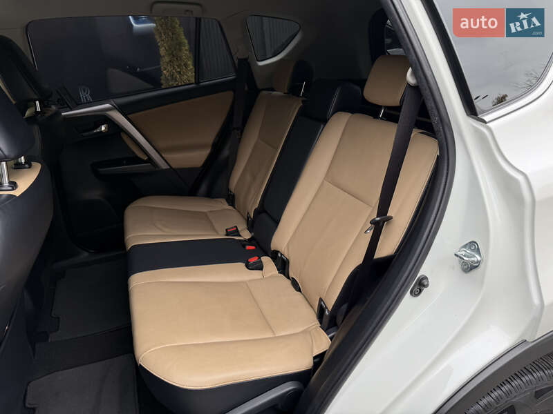 Внедорожник / Кроссовер Toyota RAV4 2016 в Киеве