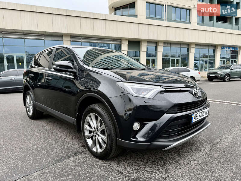 Позашляховик / Кросовер Toyota RAV4 2017 в Дніпрі