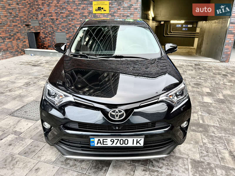 Позашляховик / Кросовер Toyota RAV4 2017 в Дніпрі
