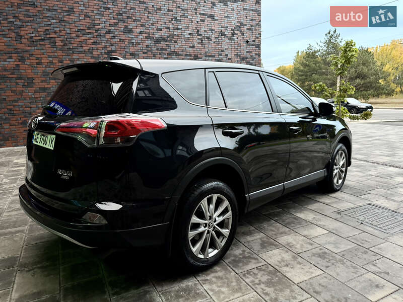 Позашляховик / Кросовер Toyota RAV4 2017 в Дніпрі