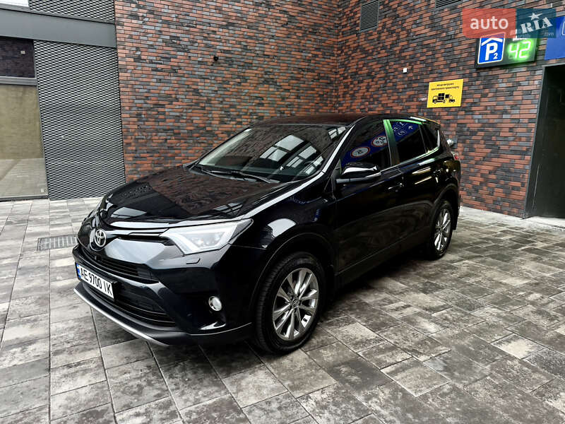 Позашляховик / Кросовер Toyota RAV4 2017 в Дніпрі
