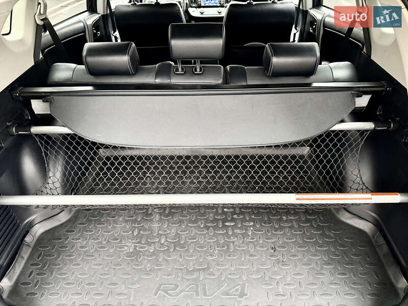 Позашляховик / Кросовер Toyota RAV4 2017 в Дніпрі