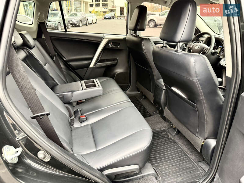 Позашляховик / Кросовер Toyota RAV4 2017 в Дніпрі