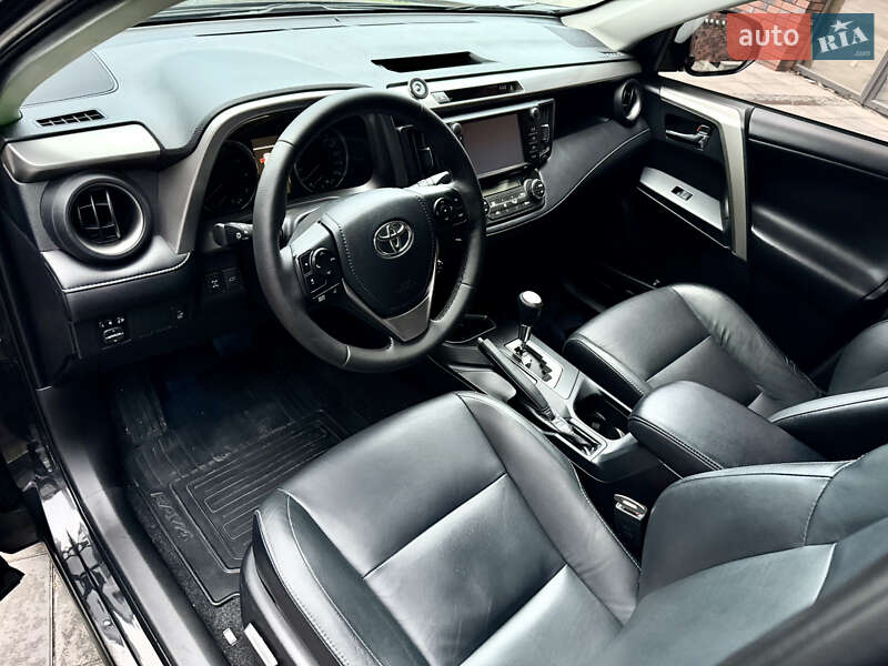 Позашляховик / Кросовер Toyota RAV4 2017 в Дніпрі