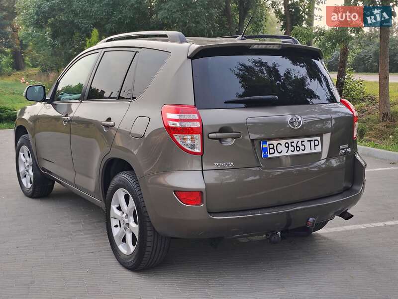 Позашляховик / Кросовер Toyota RAV4 2010 в Львові
