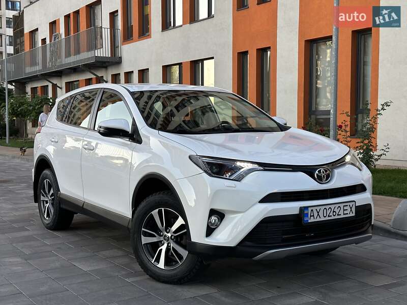 Внедорожник / Кроссовер Toyota RAV4 2017 в Киеве