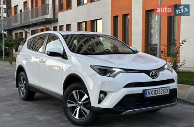 Внедорожник / Кроссовер Toyota RAV4 2017 в 